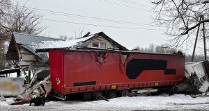 Wyprzedzał ciężarówką na skrzyżowaniu w Jaśle. Wpadł w budynek