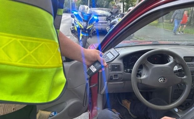 Wyprzedzał na przejściu dla pieszych w pobliżu szkoły. Był pijany 