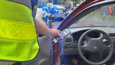 Wyprzedzał na przejściu dla pieszych w pobliżu szkoły. Był pijany 