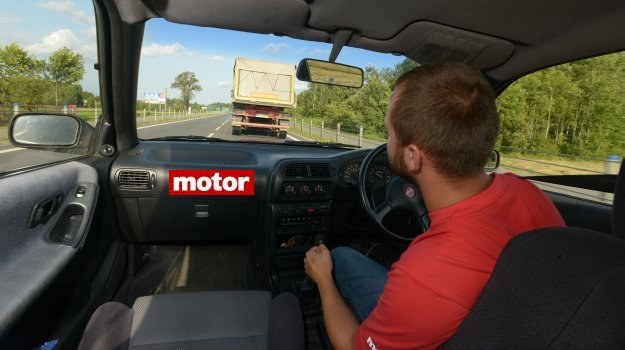 Wyprzedzanie „na ślepo” to największy problem związany z używaniem w polskich warunkach samochodu mającego kierownicę po prawej stronie. /Motor
