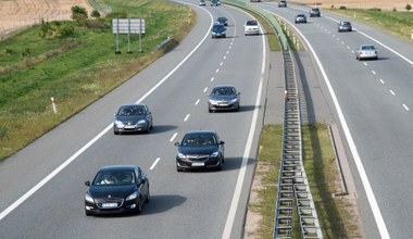 Wyprzedzanie prawym pasem na autostradzie. Kierowcy robią podstawowy błąd