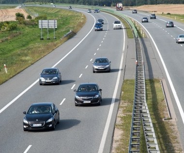 Wyprzedzanie prawym pasem na autostradzie. Prawo mówi, kiedy można