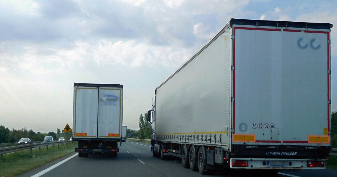 Wyprzedzanie się tirów na autostradzie to nagminna praktyka /Mariusz Grzelak/REPORTER /Agencja SE/East News