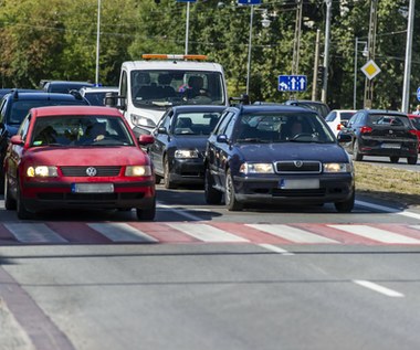 Wyprzedzanie w terenie zabudowanym. Znasz te przepisy?