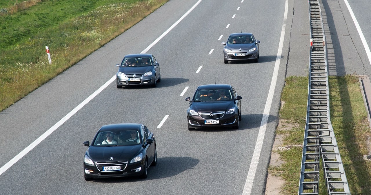 Wyprzedzanie z prawej strony na autostradzie i drodze ekspresowej (ale nie tylko) jest dozwolone /Wojciech Stróżyk /Reporter