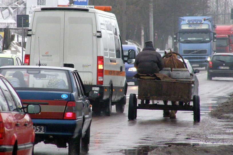 Wyprzedzaniu pojazdów wolnobieżnych nie towarzyszą specjalne przepisy /Piotr Kisiel /East News