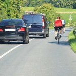 Wyprzedzasz rower na podwójnej ciągłej? Policjant już pisze mandat