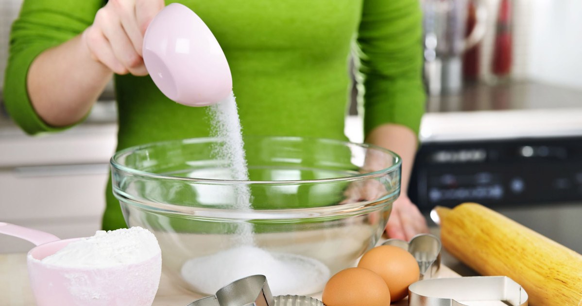 Wyrabianie ciasta przy pomocy miksera też wymaga znajomości pewnych zasad. /123RF/PICSEL