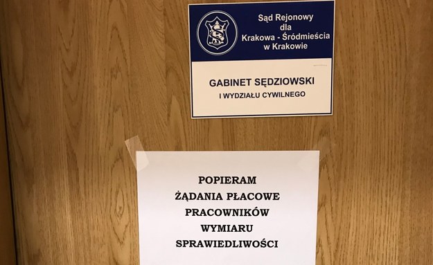 Wyrazy wsparcia dla protestujących w krakowskim sądzie /Marek Wiosło /RMF FM