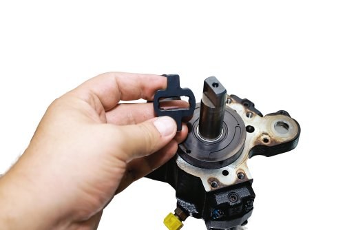 Wyrobione elementy napędu pompy wysokiego ciśnienia mogą spowodować zniszczenie wałka rozrządu. /Motor