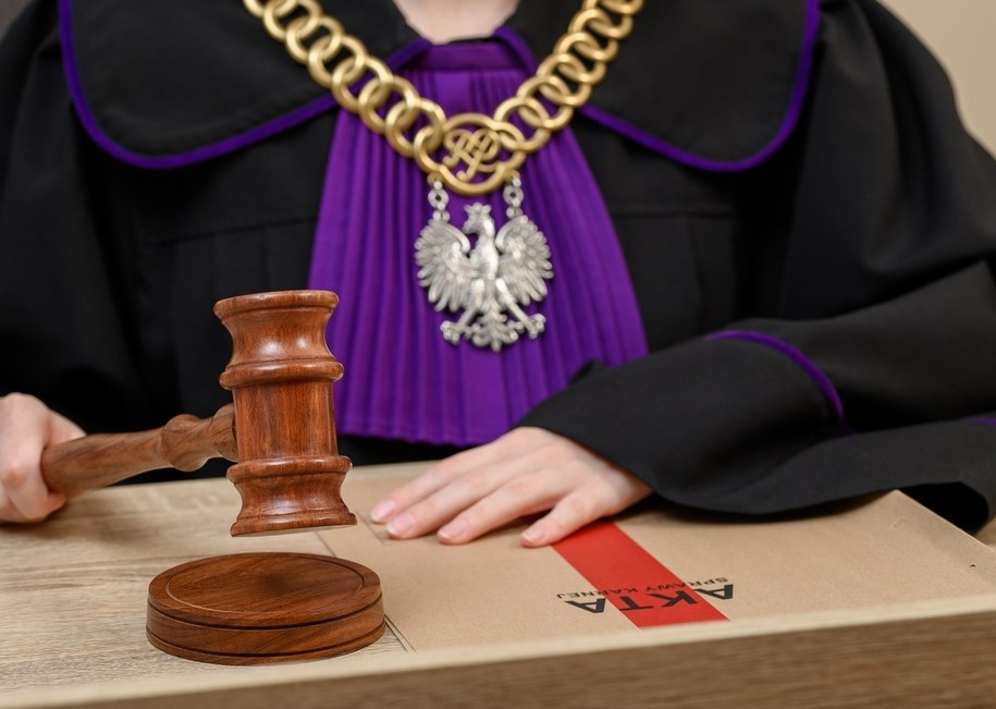 Wyrok za nadawanie sygnałów radio-stop. Dwa lata więzienia dla byłego policjanta /Shutterstock