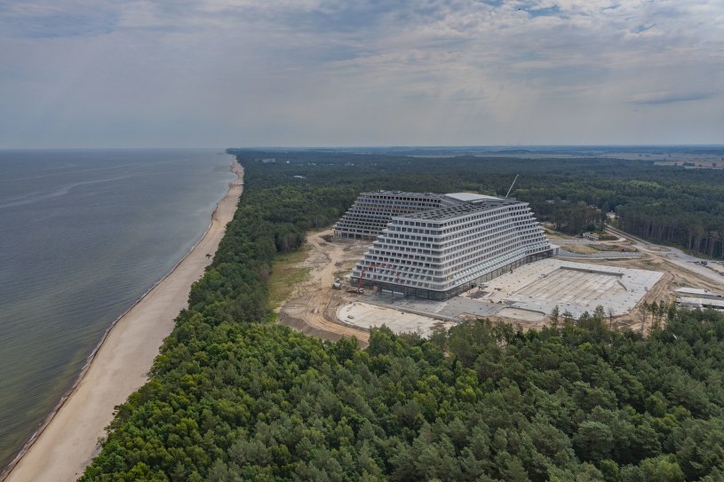 Wyrósł tuż przy polskiej plaży. Co dalej z molochem z Pobierowa?