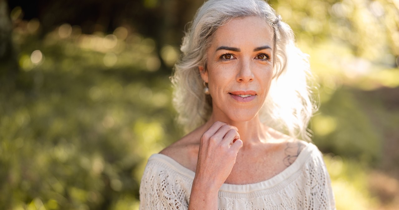 Wyrównaj siwiznę z naturalnym kolorem domowymi płukankami bez chemii /123RF/PICSEL