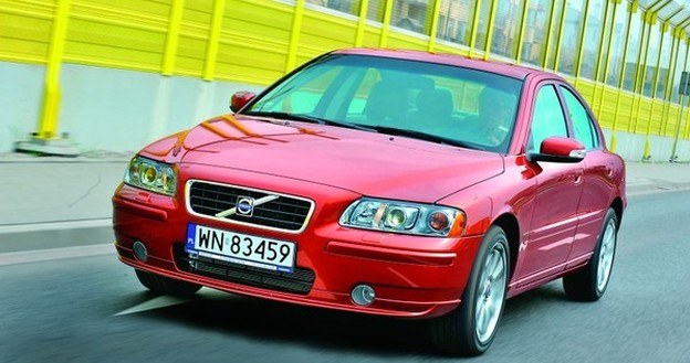 Wyróżnikiem S60 z lat 2007-2009 są kierunkowskazy w lusterkach bocznych. /Motor