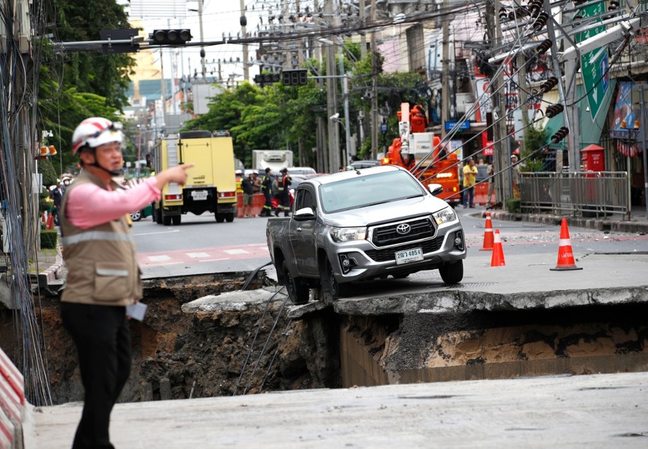 Wyrwa w drodze w Hongkongu /AFP /PAP