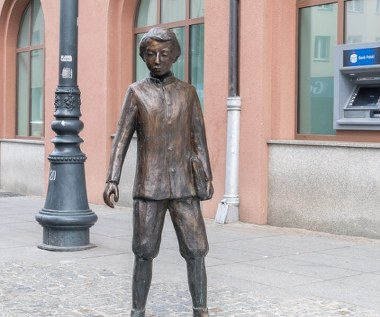 Wyrwali z chodnika i przewrócili pomnik Zamenhofa - twórcy esperanto   