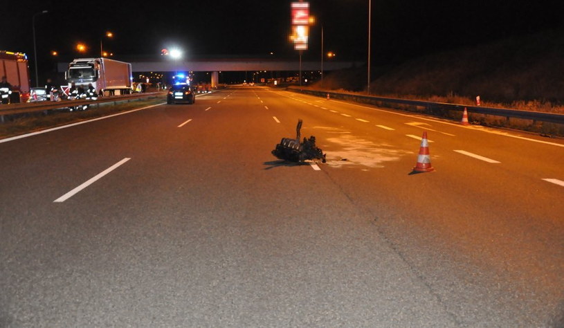 Wyrwany silnik zatrzymał się na drugiej nitce autostrady /Policja