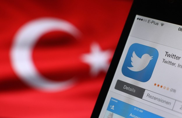 "Wyrwę z korzeniami Twittera i inne serwisy społecznościowe" - zapowiadał Erdogan /Karl-Josef Hildenbrand /PAP/EPA