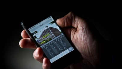 Wyrzucą głośno gadających przez komórki   