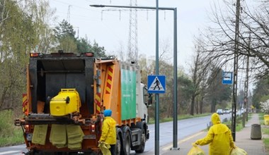 Wyrzucane ubrania miały trafiać z PSZOK-ów do recyklingu. Oto co robią z nimi miasta