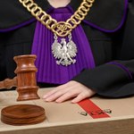 Wyrzucił żonę z balkonu na trzecim piętrze. Proces żołnierza utajniony