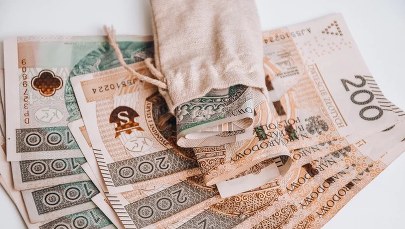 Wyrzuciła przez okno ponad 50 tys. zł. Prosto w ręce oszusta