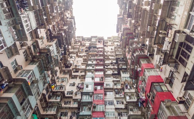 Wyrzucili małe dzieci z 15. piętra. Para z Chin stracona 