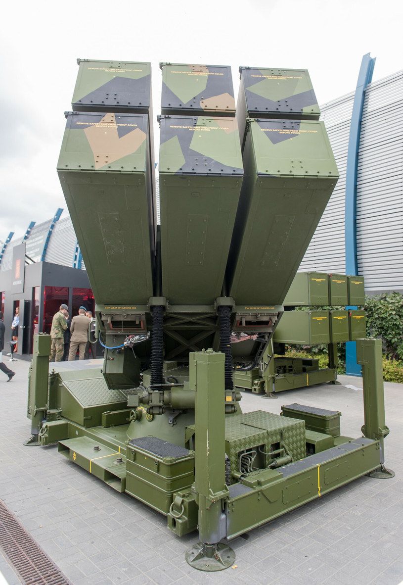 Wyrzutnia w ramach systemu obrony przeciw-powietrznej NASAMS składa się z sześciu pocisków /East News