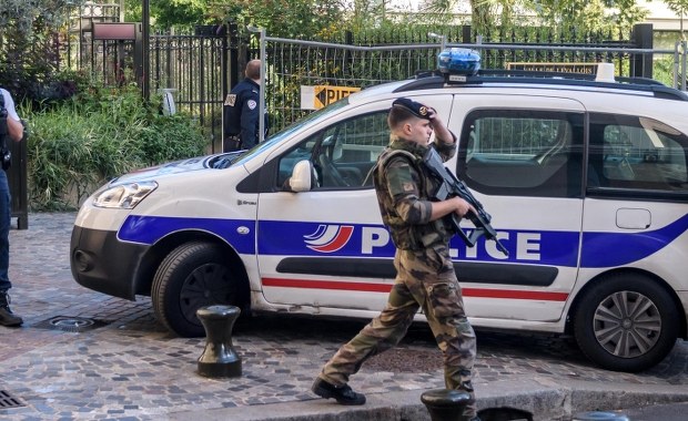 Wyrzutnie rakiet przeciwczołgowych w imigranckim getcie pod Paryżem