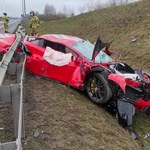 Wyrzysk: Ferrari wypadło z drogi i wjechało w barierki