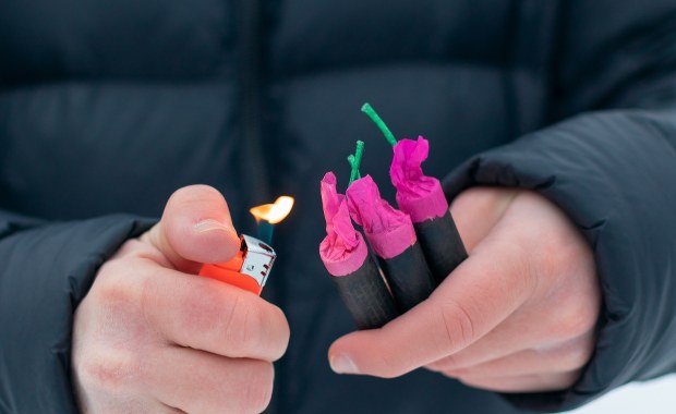 Wysadzali petardami śmietniki. Namierzył ich miejski monitoring