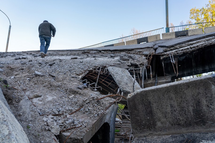 Wysadzony most w miejscowości Chuguyevka w obwodzie charkowskim /PAP