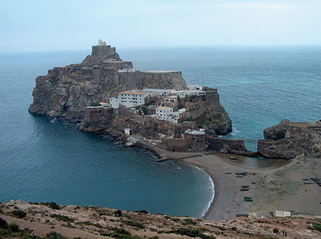 Wysepka Penón de Vélez de la Gomera jest własnością Hiszpanii, ale plaża jest już marokańska /Wiedza i Życie