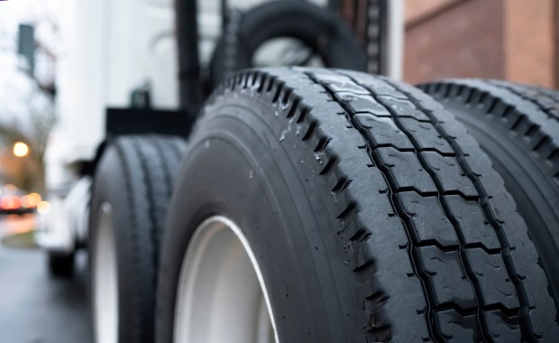 Wysiadł z kabiny, by zmienić koło. Śmiertelny wypadek na A1