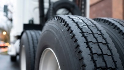 Wysiadł z kabiny, by zmienić koło. Śmiertelny wypadek na A1