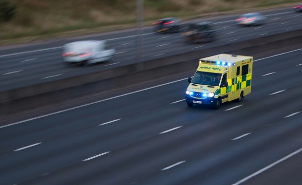 Wysiadł z karetki na autostradzie. Śmiertelne potrącenie nastolatka