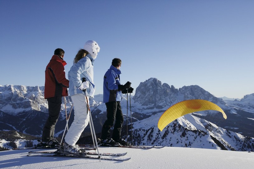 Wysiłek na nartach nagradzają niesamowite widoki: postrzępione szczyty Dolomitów przybierają w słońcu żółtą barwę… /fot. Südtirol Marketing /materiały prasowe