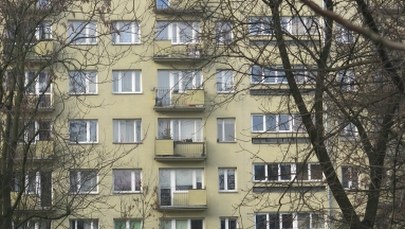 Wyskoczył z 4. piętra, upadł na auto i… poszedł do domu