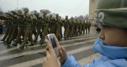 Wysłany SMS trafił tylko do ciebie? Niekoniecznie - podsłuch komórki nie stanowi problemu /AFP