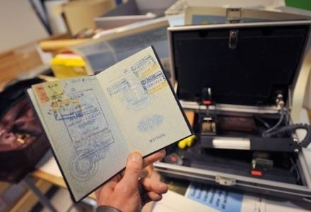 Wysłużone paszporty zostaną zastąpione przez holograficzne wizualizacje? /AFP