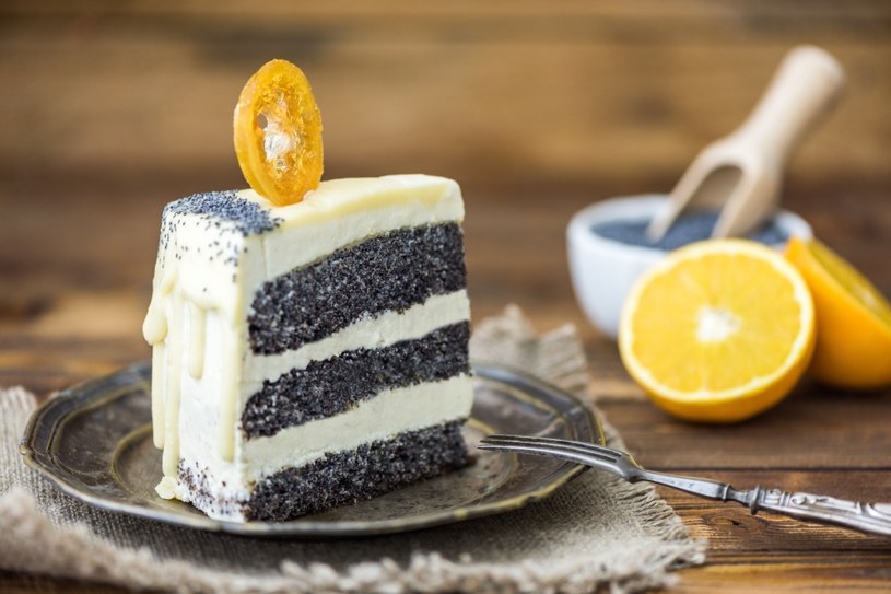Wyśmienity tort z białą czekoladą i kandyzowaną pomarańczą /123RF/PICSEL
