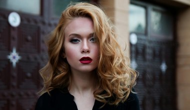 Wysmuklij nos w kilka minut. Zamiast bronzera wykorzystaj jasny korektor