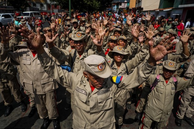 Wysocy rangą wojskowi mogą się spodziewać zniesienia sankcji, jeśli poprą Guaido /Miguel Gutierrez /PAP/EPA