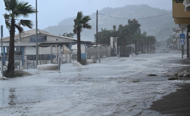 Wysoka fala zalała burmistrzów. Pogodowy alarm na Sycylii