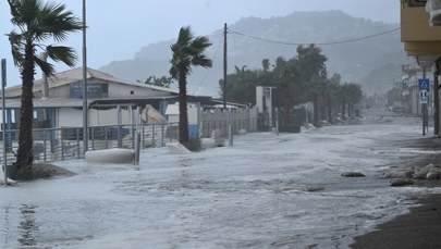 Wysoka fala zalała burmistrzów. Pogodowy alarm na Sycylii