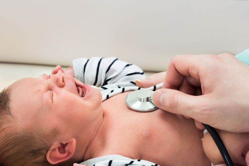 Wysoka temperatura u niemowlęcia bardzo szybko może spowodować odwodnienie organizmu /123RF/PICSEL