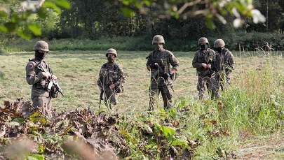 Wysoki płot i więcej żołnierzy na granicy z Białorusią