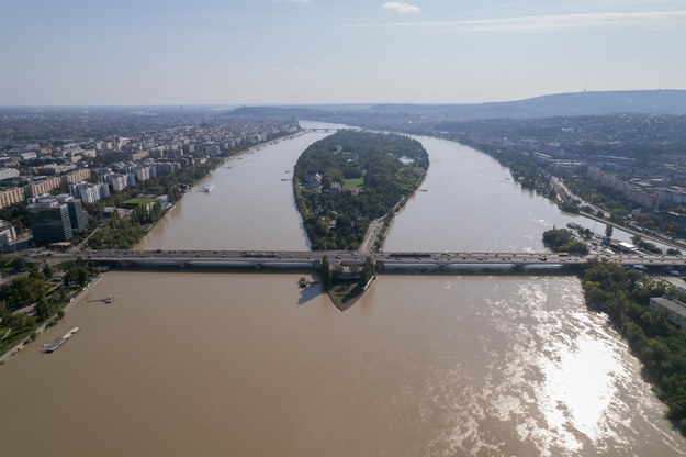 Wysoki poziom Dunaju w Budapeszcie /ZOLTAN MATHE /PAP/EPA