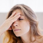 Wysoki poziom kortyzolu "przyciąga" bakterie. Masz dużo stresu? Uważaj na jęczmień na oku