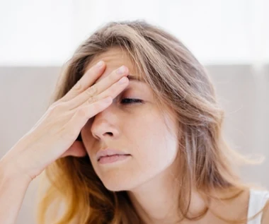 Wysoki poziom kortyzolu "przyciąga" bakterie. Masz dużo stresu? Uważaj na jęczmień na oku